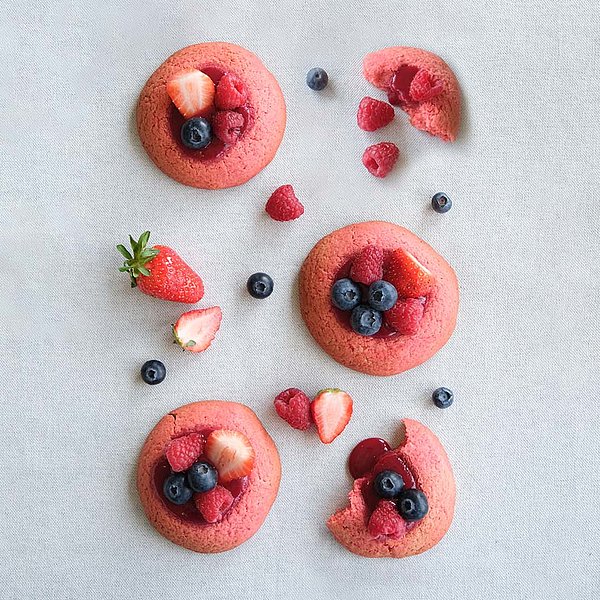 [ PÂTISSERIE ] Cet été, craquez pour nos irrésistibles cookies aux fruits rouges ! 🍓 Même les adeptes des cookies au...